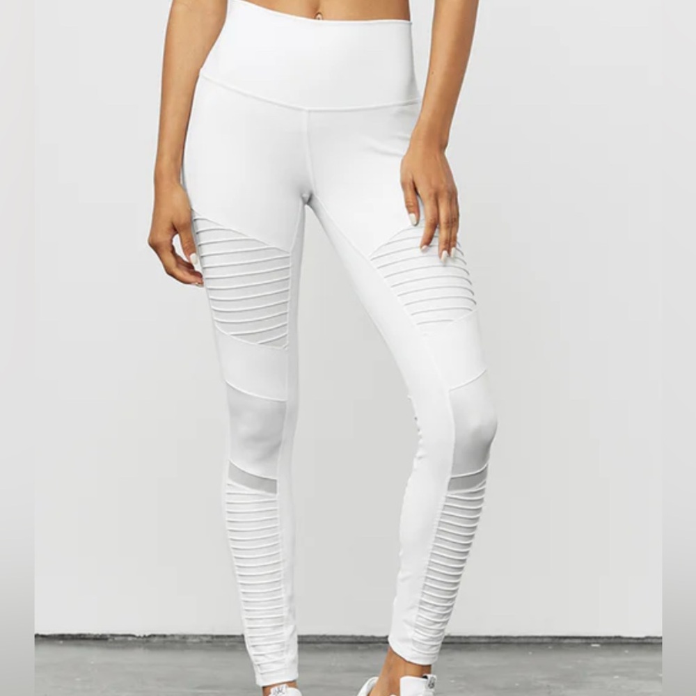 Alo XS High-Waist Motto leggings in white
NEVER WORN 
Also available in blue***